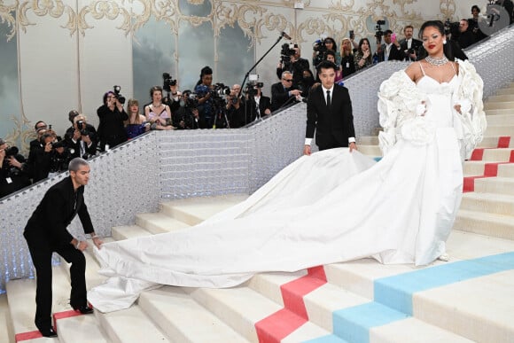 Quelques minutes plus tard, la future maman de deux bambins a fait tomber son gros manteau, dévoilant sa robe blanche et son baby bump.
Rihanna - Les célébrités arrivent à la soirée du "MET Gala 2023" à New York, le 1er mai 2023.
