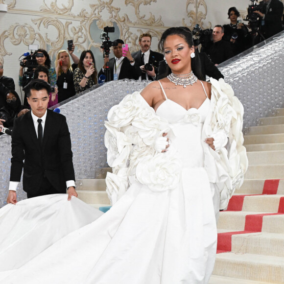 Quelques minutes plus tard, la future maman de deux bambins a fait tomber son gros manteau, dévoilant sa robe blanche et son baby bump.
Rihanna - Les célébrités arrivent à la soirée du "MET Gala 2023" à New York, le 1er mai 2023.