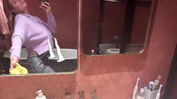 "Premier lundi de mai", a sobrement écrit l'actrice ce lundi dans une story partagée sur son compte Instagram, sur laquelle on peut la voir en train de se prendre en selfie devant une glace, dans une salle de bain.
Blake Lively, Instagram.