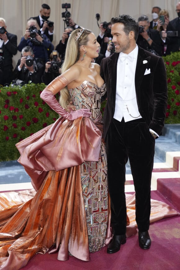 Blake Lively avec son mari Ryan Reynolds - Les célébrités arrivent à la soirée du "MET Gala 2022" à New York, le 2 mai 2022. © Future-Image via Zuma Press/Bestimage 