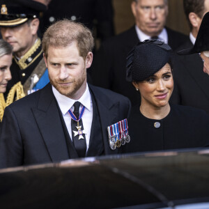 Le prince Harry fera bel et bien partie des personnes présentes lors du couronnement de son père, le roi Charles III mais sans son épouse Meghan Markle.
Le prince Harry et Meghan Markle - Procession cérémonielle du cercueil de la reine Elisabeth II du palais de Buckingham à Westminster Hall à Londres. 