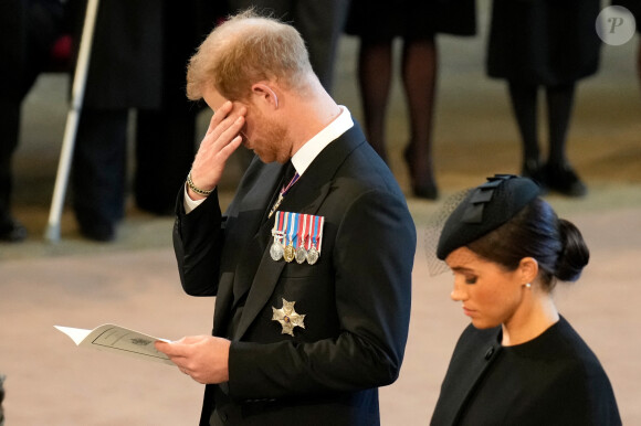  "Après tout ce que Piers a dit sur leur couple – en particulier sur Meghan, qu'il a traitée de tous les noms – Harry et Meghan sont abasourdis qu'elles soient allées le voir dans leur dos".
Le prince Harry, duc de Sussex, Meghan Markle, duchesse de Sussex - Intérieur - Procession cérémonielle du cercueil de la reine Elisabeth II du palais de Buckingham à Westminster Hall à Londres. Le 14 septembre 2022 