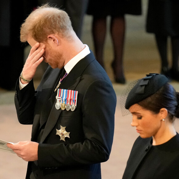  "Après tout ce que Piers a dit sur leur couple – en particulier sur Meghan, qu'il a traitée de tous les noms – Harry et Meghan sont abasourdis qu'elles soient allées le voir dans leur dos".
Le prince Harry, duc de Sussex, Meghan Markle, duchesse de Sussex - Intérieur - Procession cérémonielle du cercueil de la reine Elisabeth II du palais de Buckingham à Westminster Hall à Londres. Le 14 septembre 2022 