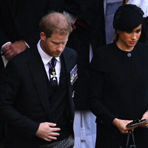 Le prince Harry, duc de Sussex et Meghan Markle, duchesse de Sussex - Sortie - Procession cérémonielle du cercueil de la reine Elisabeth II du palais de Buckingham à Westminster Hall à Londres, où les Britanniques et les touristes du monde entier pourront lui rendre hommage jusqu'à ses obsèques prévues le 19 septembre 2022. Le 14 septembre 2022. 