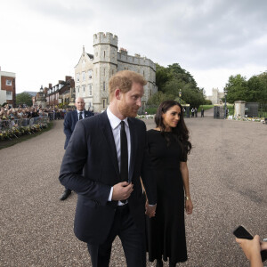 Le prince Harry, duc de Sussex, Meghan Markle, duchesse de Sussex à la rencontre de la foule devant le château de Windsor, suite au décès de la reine Elisabeth II d'Angleterre. Le 10 septembre 2022 
