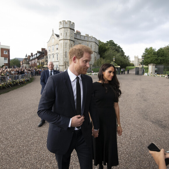 Le prince Harry, duc de Sussex, Meghan Markle, duchesse de Sussex à la rencontre de la foule devant le château de Windsor, suite au décès de la reine Elisabeth II d'Angleterre. Le 10 septembre 2022 