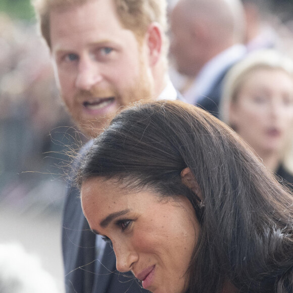 Mais voilà que le père de deux enfants et son épouse sont tombés sous le choc quand ils ont appris que les deux cousines avaient été vues en train de discuter avec leur ennemi juré... 
Le prince Harry, duc de Sussex, Meghan Markle, duchesse de Sussex à la rencontre de la foule devant le château de Windsor, suite au décès de la reine Elisabeth II d'Angleterre. Le 10 septembre 2022
