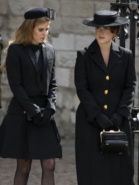 Ainsi, le duc de Sussex va pouvoir retrouver ses deux seules alliées dans cette famille royale britannique : les soeurs Eugenie et Beatrice, filles du prince Andrew et de Sarah Ferguson. 
 
La princesse Beatrice d'York, La princesse Eugenie d'York - Arrivées au service funéraire à l'Abbaye de Westminster pour les funérailles d'Etat de la reine Elizabeth II d'Angleterre. Le sermon est délivré par l'archevêque de Canterbury Justin Welby (chef spirituel de l'Eglise anglicane) au côté du doyen de Westminster David Hoyle. Londres, le 19 septembre 2022. 