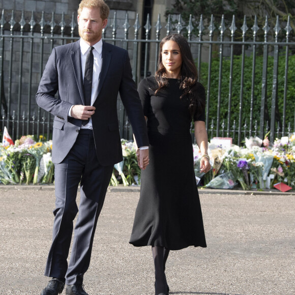 Le prince Harry, duc de Sussex, Meghan Markle, duchesse de Sussex à la rencontre de la foule devant le château de Windsor, suite au décès de la reine Elisabeth II d'Angleterre. Le 10 septembre 2022 