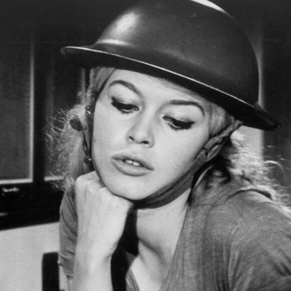 Jacques Charrier, Brigitte Bardot, dans le film ''Babette s'en va-t-en guerre'', en 1959. © Jt Vintage/Glasshouse/Zuma Press/Bestimage