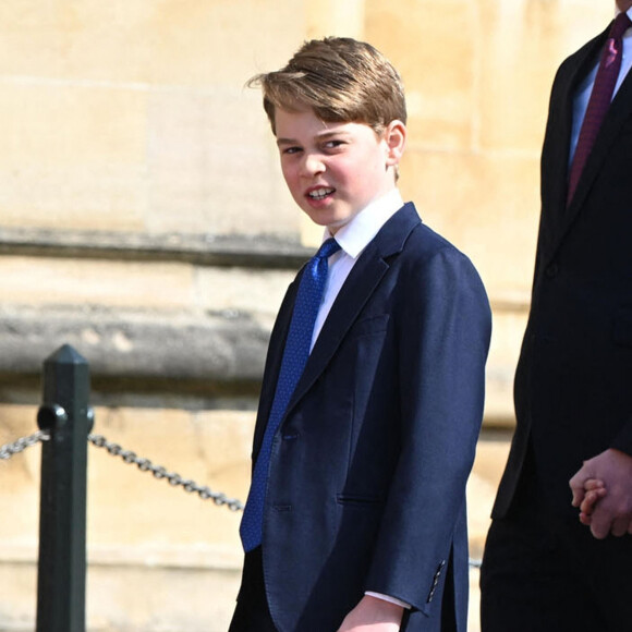 Et apparemment, il y en a trois qui ont déjà démarré les festivités. 
Le prince George de Galles - La famille royale du Royaume Uni arrive à la chapelle Saint George pour la messe de Pâques au château de Windsor le 9 avril 2023. 