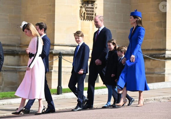 En effet, le prince George, la princesse Charlotte et le prince Louis ont déjà commencé la fête lors d'une party organisée au sein de leur école. 

La princesse Beatrice d'York et son mari Edoardo Mapelli Mozzi, Le prince William, prince de Galles, Le prince George de Galles, La princesse Charlotte de Galles, Le prince Louis de Galles, Catherine (Kate) Middleton, princesse de Galles - La famille royale du Royaume Uni arrive à la chapelle Saint George pour la messe de Pâques au château de Windsor le 9 avril 2023. 