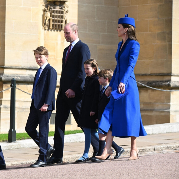 En effet, le prince George, la princesse Charlotte et le prince Louis ont déjà commencé la fête lors d'une party organisée au sein de leur école. 

La princesse Beatrice d'York et son mari Edoardo Mapelli Mozzi, Le prince William, prince de Galles, Le prince George de Galles, La princesse Charlotte de Galles, Le prince Louis de Galles, Catherine (Kate) Middleton, princesse de Galles - La famille royale du Royaume Uni arrive à la chapelle Saint George pour la messe de Pâques au château de Windsor le 9 avril 2023. 