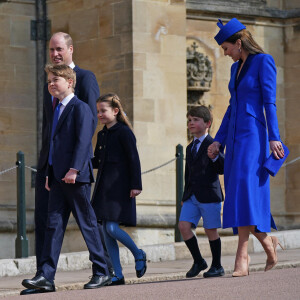 Le prince William, prince de Galles, Catherine (Kate) Middleton, princesse de Galles, le prince George, la princesse Charlotte et le prince Louis - La famille royale du Royaume Uni arrive à la chapelle Saint George pour la messe de Pâques au château de Windsor le 9 avril 2023. 