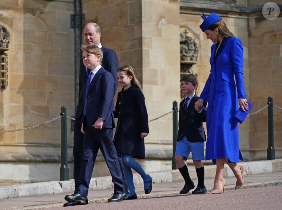 Le prince William, prince de Galles, Catherine (Kate) Middleton, princesse de Galles, le prince George, la princesse Charlotte et le prince Louis - La famille royale du Royaume Uni arrive à la chapelle Saint George pour la messe de Pâques au château de Windsor le 9 avril 2023. 