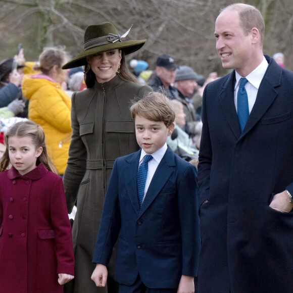 C'est Kate Middleton, leur maman, qui a indiqué que ses trois bambins avaient adoré célébré le couronnement de leur grand-père au sein de leur établissement. 
Le prince William, prince de Galles, Catherine (Kate) Middleton, princesse de Galles, le prince George de Galles, et la princesse Charlotte de Galles - La famille royale d'Angleterre assiste au service religieux de Noël à l'église St Mary Magdalene à Sandringham, Norfolk, Royaume Uni, le 25 décembre 2022. 