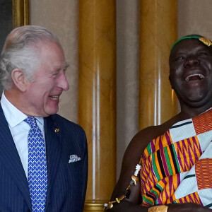 Le roi Charles III d'Angleterre, reçoit sa Majesté Otumfuo Osei Tutu II, Asantehene, roi du royaume Ashanti,, lors d'une audience au palais de Buckingham à Londres, Roayume Uni, le 4 mai 2023. 