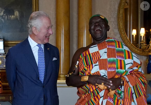 Le roi Charles III d'Angleterre, reçoit sa Majesté Otumfuo Osei Tutu II, Asantehene, roi du royaume Ashanti,, lors d'une audience au palais de Buckingham à Londres, Roayume Uni, le 4 mai 2023. 