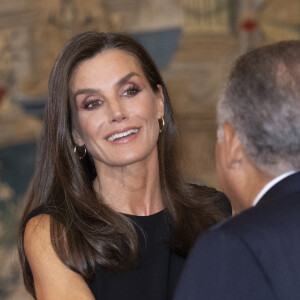 Letizia d'Espagne a sorti une magnifique longue robe noire. Sans manches, le vêtement mettait en valeur les bras musclés de l'épouse du roi Felipe. 
La reine Letizia d'Espagne - Dîner au palais El Pardo à Madrid, en l'honneur du président de Colombie et sa femme. Le 4 mai 2023