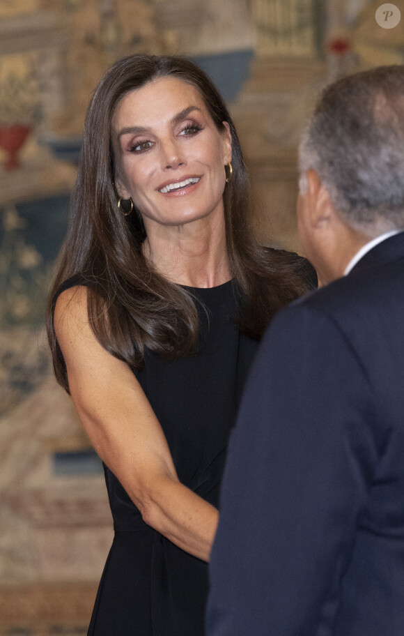 Letizia d'Espagne a sorti une magnifique longue robe noire. Sans manches, le vêtement mettait en valeur les bras musclés de l'épouse du roi Felipe. 
La reine Letizia d'Espagne - Dîner au palais El Pardo à Madrid, en l'honneur du président de Colombie et sa femme. Le 4 mai 2023
