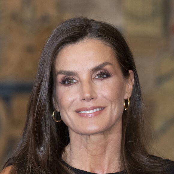 Composée d'un petit drapé, côté droit, au niveau de la taille, la robe mettait en valeur sa silhouette longiligne. 
La reine Letizia d'Espagne - Dîner au palais El Pardo à Madrid, en l'honneur du président de Colombie et sa femme. Le 4 mai 2023 