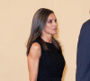 Pour accessoiriser sa tenue, Letizia d'Espagne a choisi des escarpins dorés ouverts vers l'arrière mais aussi d'un petit sac en maille, couleur or. 
La reine Letizia d'Espagne - Dîner au palais El Pardo à Madrid, en l'honneur du président de Colombie et sa femme. Le 4 mai 2023 