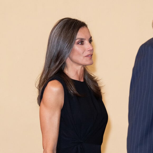Pour accessoiriser sa tenue, Letizia d'Espagne a choisi des escarpins dorés ouverts vers l'arrière mais aussi d'un petit sac en maille, couleur or. 
La reine Letizia d'Espagne - Dîner au palais El Pardo à Madrid, en l'honneur du président de Colombie et sa femme. Le 4 mai 2023 