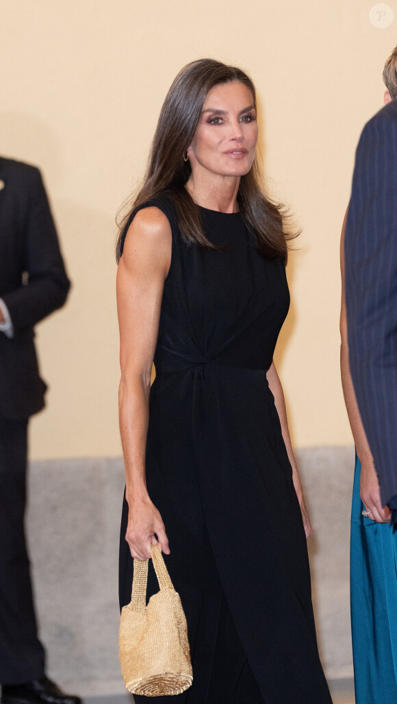 Une fois de plus, la reine d'Espagne a brillé par son look toujours élégant et tendance. 
La reine Letizia d'Espagne - Dîner au palais El Pardo à Madrid, en l'honneur du président de Colombie et sa femme. Le 4 mai 2023 