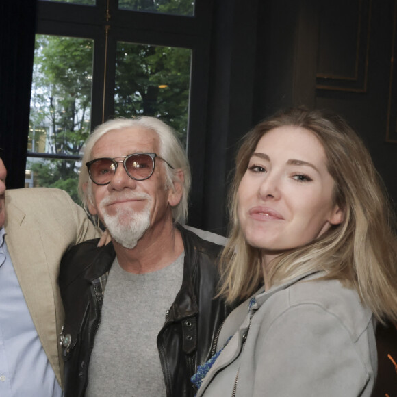 Comédien, il a une voix d'or quand il récite son texte... mais aussi quand il chante !
Exclusif - Philippe Lavil, Pierre Billon et sa fille Marie - Premier showcase de Bruno Putzulu au club privé "We Are" à Paris. Le 3 mai 2023. © Jack Tribeca / Bestimage