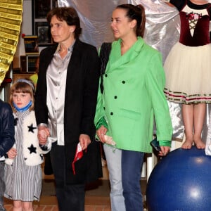 Camille Gottlieb, Le prince Jacques de Monaco, marquis des Baux, La princesse Gabriella de Monaco, comtesse de Carladès, La princesse Stéphanie de Monaco, Pauline Ducruet - La princesse Stéphanie de Monaco assiste, avec ses filles et ses neveux, au spectacle caritatif au profit des écoles de cirque ukrainiennes, donné par les élèves de l'école du cirque de Kiev, lors du Festival du cirque de Monte-Carlo au théâtre Princesse Grace, le 16 avril 2022. 