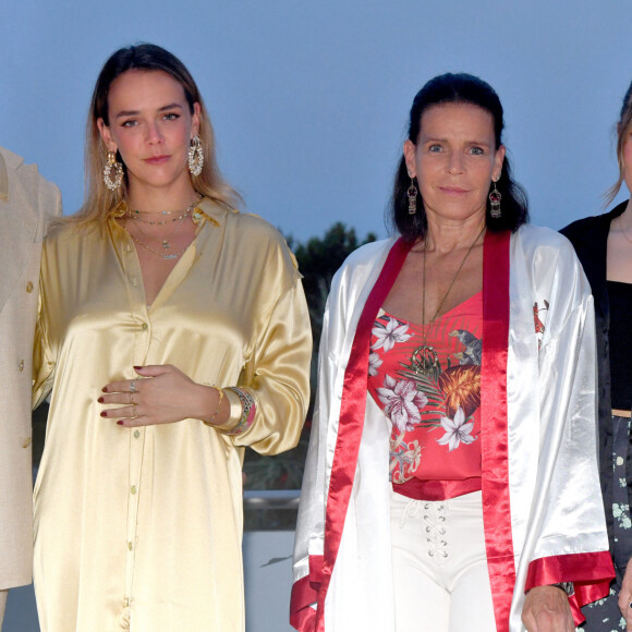 Pauline Ducruet, la princesse Stéphanie de Monaco, Camille Gottlieb et Louis Ducruet durant la traditionnelle soirée d'été de Fight Aids Monaco au Sporting Club de Monaco, le 24 juillet 2021. Cette année, les artistes de "The Show - A tribute to ABBA" ont répondu présents pour se produire sur la scène de la Salle des Etoiles, au profit de l'association Fight Aids Monaco, fondée en 2004 par la princesse Stéphanie de Monaco. Une soirée qui permet de récolter des fonds pour venir en aide aux malades du SIDA. Monaco, le 24 juillet 2021. © Bruno Bebert/Bestimage 