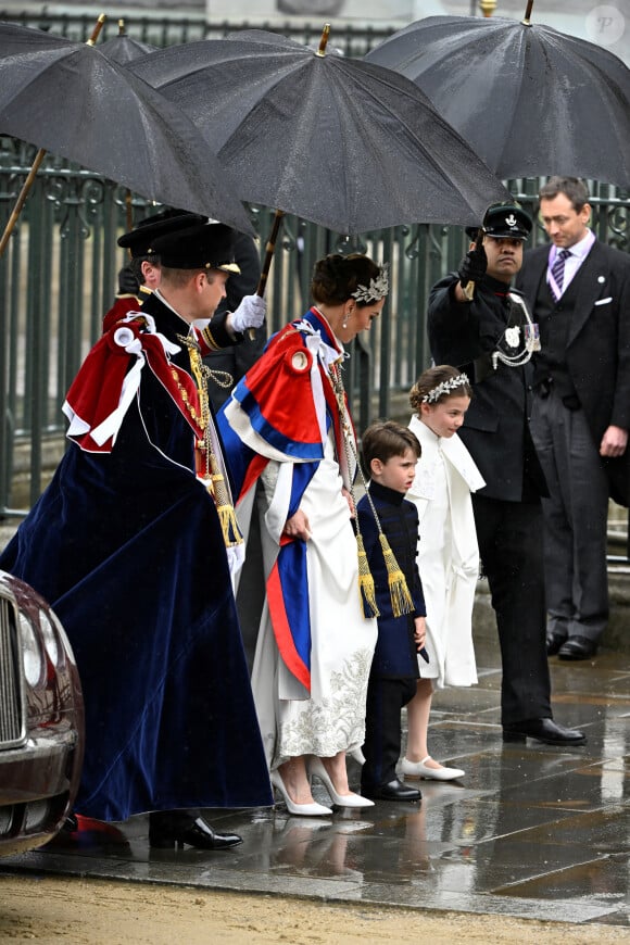 Le prince William, prince de Galles, et Catherine (Kate) Middleton, princesse de Galles, La princesse Charlotte de Galles, Le prince Louis de Galles - Les invités arrivent à la cérémonie de couronnement du roi d'Angleterre à l'abbaye de Westminster de Londres, Royaume Uni, le 6 mai 2023 