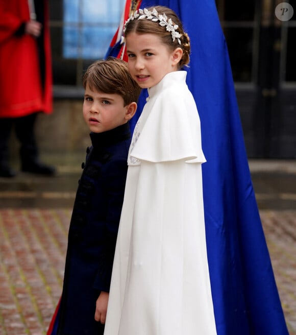 Louis de Galles a eu un peu de mal à supporter les deux heures de messe. 
La princesse Charlotte de Galles, Le prince Louis de Galles - Les invités à la cérémonie de couronnement du roi d'Angleterre à l'abbaye de Westminster de Londres, Royaume Uni. 