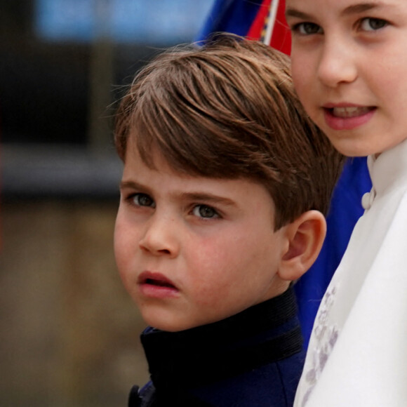 Louis de Galles a eu un peu de mal à supporter les deux heures de messe. 
La princesse Charlotte de Galles, Le prince Louis de Galles - Les invités à la cérémonie de couronnement du roi d'Angleterre à l'abbaye de Westminster de Londres, Royaume Uni. 