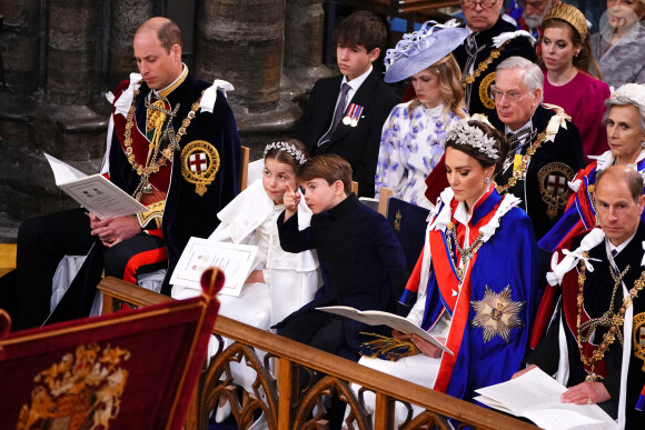 Et commençait à déconcentrer sa soeur, quant à elle très sage. 
Le prince William, prince de Galles, et Catherine (Kate) Middleton, princesse de Galles, La princesse Charlotte de Galles, Le prince Louis de Galles - Les invités à la cérémonie de couronnement du roi d'Angleterre à l'abbaye de Westminster de Londres, Royaume Uni, le 6 mai 2023. 