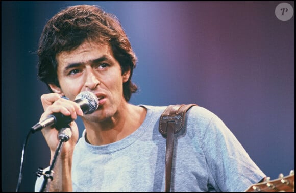 La fille aînée de Jean-Jacques Goldman a parlé de son père à "Marianne".
Jean-Jacques Goldman dans l'émission "Champs-Elysées" à l'Olympia, en 1987.