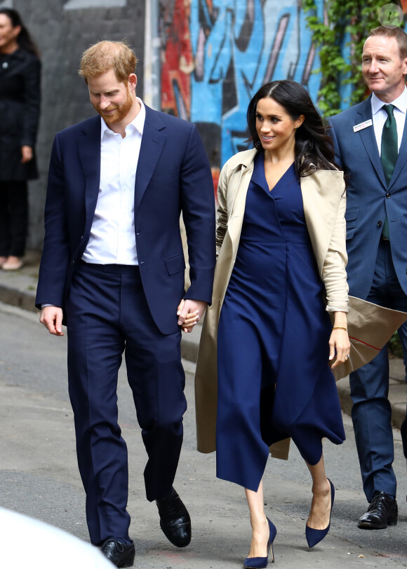 Le prince Harry, duc de Sussex, et Meghan Markle, enceinte, duchesse de Sussex, vont à la rencontre de la foule venue les accueillir, lors de la visite des jardins botaniques de Melbourne, le 18 octobre 2018.