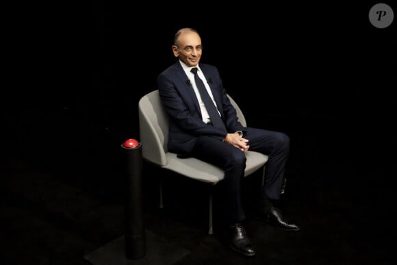 Exclusif - Eric Zemmour, candidat à l'élection présidentielle 2022, reçu par Hugo Travers (HugoDécrypte) chez Mediawan à Paris, émission qui sera diffusée le 20 mars 2022. Le 23 février 2022 © Jack Tribeca / Bestimage