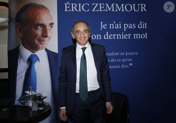 Semi-Exclusif - Eric Zemmour en dédicace de son livre "Je n'ai pas dit mon dernier mot" au café Le Tournon à Paris. Le 16 mars 2023 © Denis Guignebourg / Bestimage