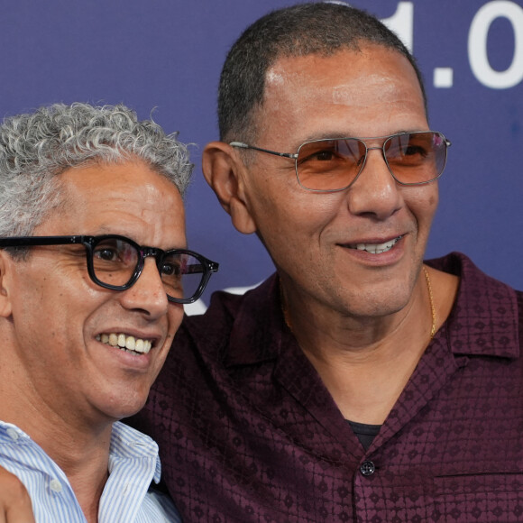 "Aujourd'hui, je suis encore en colère contre lui, et triste pour elle, explique-t-il dans les colonnes du journal Libération. Mais à l'époque je me sentais humilité."
Sami Bouajila and Roschdy Zem - Photocall de "Les Miens" au 79e Festival International du Film de Venise (Mostra) le 9 septembre 2022.