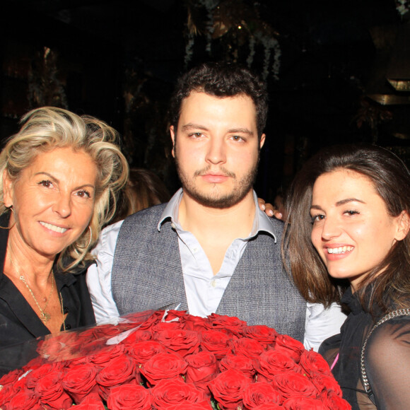 Exclusif - Caroline Margeridon et ses enfants Alexandre et Victoire - Caroline Margeridon fête son 56ème anniversaire au restaurant "Manko" à Paris le 29 septembre 2022. © Philippe Baldini/Bestimage 