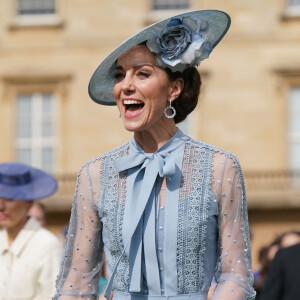 Un événement auquel Kate Middleton s'est rendue dans un look très élégant, notamment composé d'un fabuleux chapeau Philip Treacy composé d'une rose.
Catherine (Kate) Middleton, princesse de Galles lors d'une Garden Party au palais de Buckingham à Londres, Royaume Uni, le 9 mai 2023, pour célébrer le couronnement du roi et de la reine d'Angleterre. 