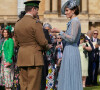 A cet accessoire, la princesse de Galles a ajouté un magnifique chemisier bleu pastel à col lavallière et aux détails en plumetis et dentelles, qu'elle a assorti à une longue jupe très chic.
Catherine (Kate) Middleton, princesse de Galles lors d'une Garden Party au palais de Buckingham à Londres, Royaume Uni, le 9 mai 2023, pour célébrer le couronnement du roi et de la reine d'Angleterre. 