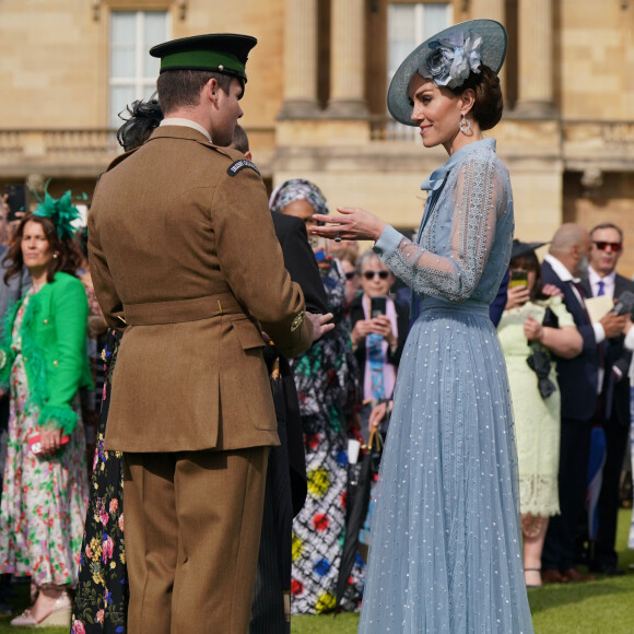 A cet accessoire, la princesse de Galles a ajouté un magnifique chemisier bleu pastel à col lavallière et aux détails en plumetis et dentelles, qu'elle a assorti à une longue jupe très chic.
Catherine (Kate) Middleton, princesse de Galles lors d'une Garden Party au palais de Buckingham à Londres, Royaume Uni, le 9 mai 2023, pour célébrer le couronnement du roi et de la reine d'Angleterre. 