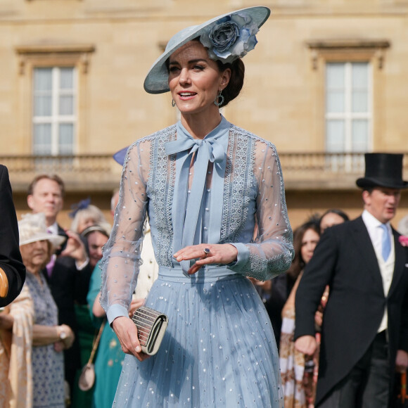 Une tenue qui avait dû subir quelques modifications afin d'être approuvée par le protocole. 
Catherine (Kate) Middleton, princesse de Galles lors d'une Garden Party au palais de Buckingham à Londres, Royaume Uni, le 9 mai 2023, pour célébrer le couronnement du roi et de la reine d'Angleterre. 
