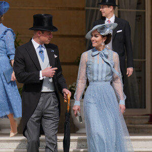 Kate Middleton était bien évidemment accompagnée du prince William, très élégant et lui aussi paré d'un grand chapeau. Le sien étant de couleur noire.
Le prince William, prince de Galles, et Catherine (Kate) Middleton, princesse de Galles, lors d'une Garden Party au palais de Buckingham à Londres, Royaume Uni, le 9 mai 2023, pour célébrer le couronnement du roi et de la reine d'Angleterre. 