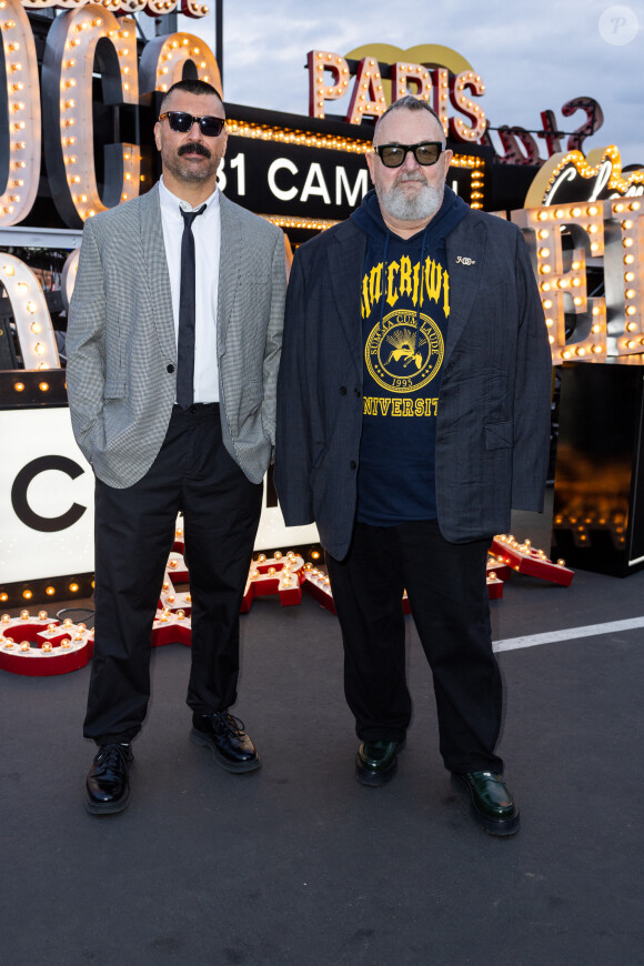 Michel Gaubert et un ami - Photocall du défilé Chanel Collection Croisière 2024 au Paramount Studios à Los Angeles le 9 mai 2023. © Olivier Borde / Bestimage