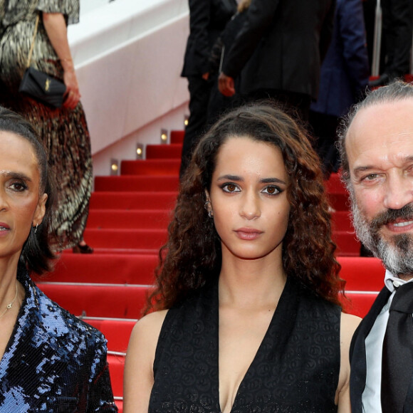 Karine Silla, Vincent Perez et leur fille Iman - Montée des marches du film " Les Amandiers " lors du 75ème Festival International du Film de Cannes. Le 22 mai 2022 © Dominique Jacovides / Bestimage 