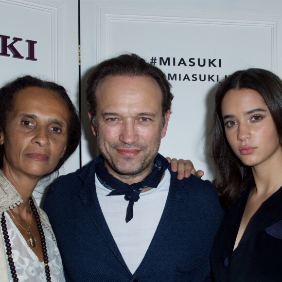 Exclusif - Vincent Perez et sa femme Karine Silla et leur fille Iman Perez - Soirée pour la présentation de la collection de luxe pour cavalières "Miasuki" au restaurant Loulou à Paris le 9 novembre 2017.  © Julio Piatti/Bestimage 