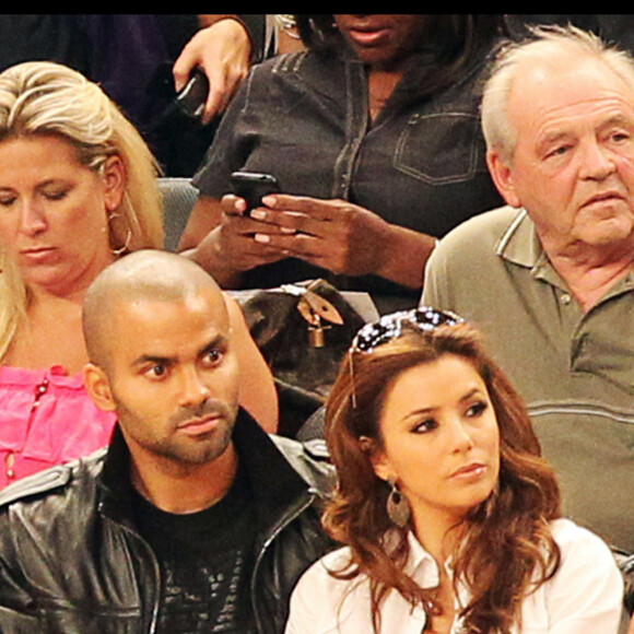 Eva Longoria et Tony Parker à un match de basket en 2010